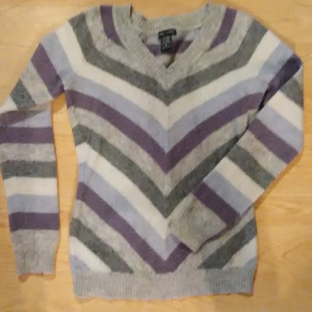 2/$25💜💙Grey, white, purple, & blue strip sweater
